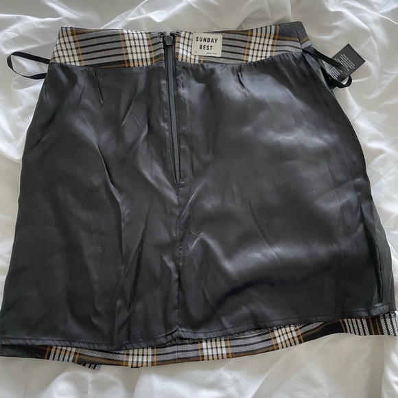 ARITZIA | Sunday Best Notched Check Mini Skirt - Picture 3 of 4